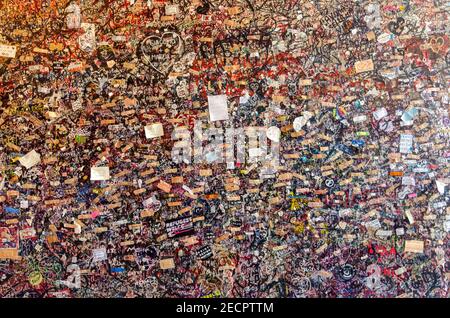 Notizen`s verschiedenen Sprachen an der Wand des Hauses von Juliet in Verona, Italien. Wand mit Anmerkungen für gute Wünsche in der Casa di Giulietta. Stockfoto